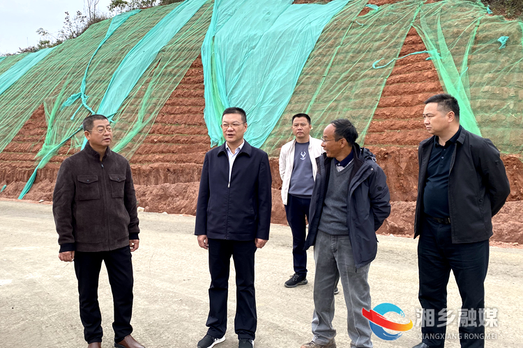 周俊文在楊泉公路調研。.jpg 周俊文在楊泉公路調研。.jpg