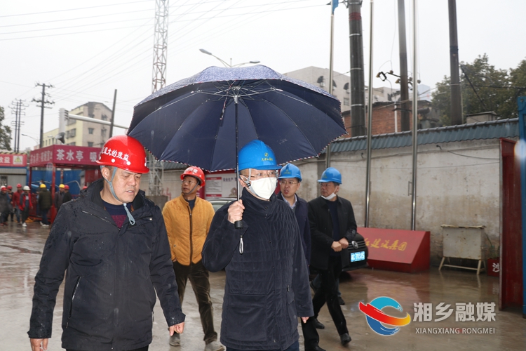 向敏在陽光小區安置房建設項目督查安全生產工作。.jpg 向敏在陽光小區安置房建設項目督查安全生產工作。.jpg